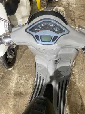 Vespa sprint S iget 150 ABS lokasi di Ciputat Timur, tersedia melalui melalui situs Olx