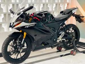 Jual bekas Yamaha R15 v4 connected yamaha R15 v4 yamaha R15V-4 hitam 2022,lokasi di Panggungrejo