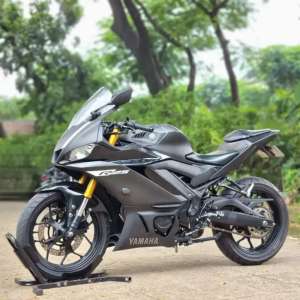 Jual bekas YAMAHA R25 V2 BLACK 2019 KM LOW SUPER MULUS PAJAK HIDUP,lokasi di Bekasi Selatan