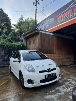 Jual bekas Yaris E CBU manual 2012,lokasi di 