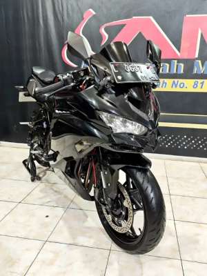 Jual bekas ZX25R 4cilinder 2021 km 3rb istimewa. Anugerah Motor rungkut tengah 81,lokasi di Tegalsari