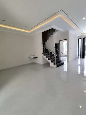 DEKAT UNAIRRumah Baru Dharmahusada Indah Dekat Galaxy Mall lokasi di Mulyorejo, tersedia melalui melalui situs Olx