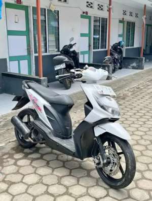 DIJUAL motor honda bid lokasi di Gading Cempaka, tersedia melalui melalui situs Olx