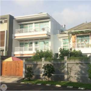 dijual rumah mewah ada kolam renang nusa hijau cimahi dekat pemkot lokasi di Cimahi Utara, tersedia melalui melalui situs Olx