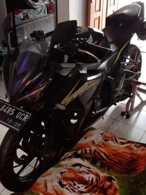 Jual bekas HONDA CBR 150 R TAHUN 2016 HITAM,lokasi di Ngamprah