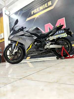 Jual bekas Honda CBR250RE STD TH 2017 like new no minus Anugerah motor rungkut,lokasi di Graha