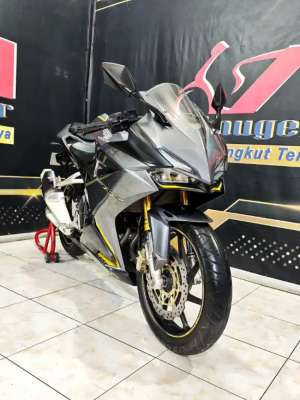 Jual bekas Honda CBR250RR STD TH 2017 ODO 9RB GREY METALLIC,lokasi di Sukodono