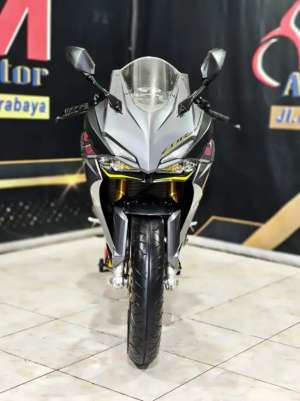 Jual bekas Honda CBR250RR STD TH 2017 lengkap hidup odo 9rb like new,lokasi di Gununganyar