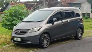 Jual bekas Honda Freed SD 2009 Abu - Abu Met VR 17 inc,lokasi di 