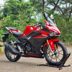 Jual bekas HONDA NEW CBR150R MERAH 2023 KM 4000 PERAK SUPERB PAJAK HIDUP,lokasi di Kelapa Gading