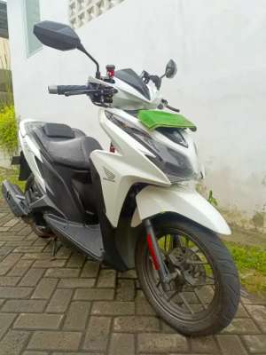 Jual bekas Honda Vario 125 CBS Non-ISS 2014 Putih KZR Motor Rawatan Kesayangan,lokasi di Ciputat