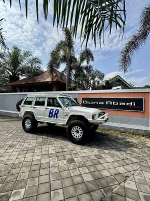 Jual bekas Jeep Cherokee cakep banget,lokasi di 