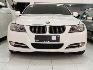 Jual bekas low km 80rban BMW 320i E90 putih automatic 2012 full ori surahaya,lokasi di 