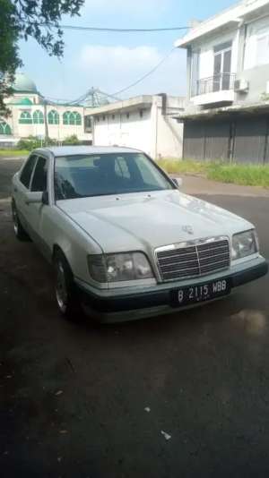 Jual bekas Mercedes e220 1994 AT,lokasi di 