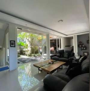 RUMAH 2 LANTAI SEMI FURNISHED BLOK DEPAN PERUMAHAN BERNADY LAND SLAWU lokasi di Patrang, tersedia melalui melalui situs Olx