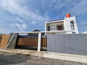 Rumah Mewah Garasi Luas Utara Taman Jayawijaya MJ9 lokasi di Gondangrejo, tersedia melalui melalui situs Olx