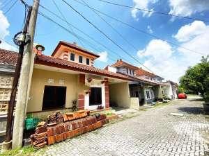 RUMAH MURAH LAHAN LUAS 224 m2 DI PERUMAHAN GENTAN PINGGIR JALAN RAYA lokasi di Baki, tersedia melalui melalui situs Olx