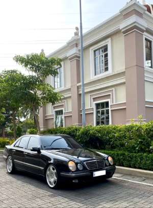 Jual bekas sedan mercedes benz e260 2001 at,lokasi di 