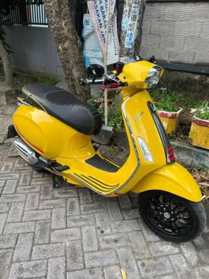 Jual bekas Vespa Sprint Yellow Type ABS 2019,lokasi di Deket