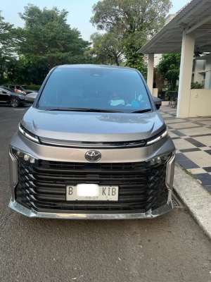 Jual bekas Voxy 2022 Metal Stream Silver,lokasi di 