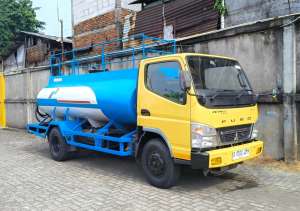 Jual bekas 15rbbanBARU MURAH CDD Mitsubishi Coltdiesel canter tangki minyak 2022,lokasi di Jakarta DKI