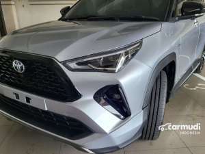 Jual bekas 2025 Toyota Yaris Cross 1,5 S HV SUV Hybrid TSS GR Sport Two Tone Silver Hitam,lokasi di Banten