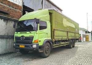Jual bekas MULUSbanBARU MURAH Hino lohan tronton 6x2 FL 235 JW wingbox 2018 box,lokasi di Jakarta DKI