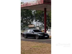 Jual bekas 2017 BMW 330i 2.0 M Sport Sedan Facelift LCI F30 Odo 75 Rbuan DP RENDAH,lokasi di Banten