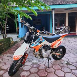 Jual bekas DijualTrail medium viar 100cc asli pabrikan 4 percepatan kopling Mesin halus garingSkok empuk gk rembes Doble stater jreng Tinggal gas saja Blok ori ada Harga 6 jt 800 Nego tipis Lokasi,lokasi di Kab. Magetan