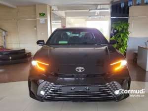 Jual bekas 2025 Toyota Camry 2,5 HEV Premium Color Sedan Hybrid Hitam Harga Termurah,lokasi di Jawa Barat