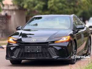 Jual bekas 2025 Toyota Camry 2,5 HV TSS 2 Premium Color Sedan Hybrid Warna Hitam Harga Call Me,lokasi di Banten