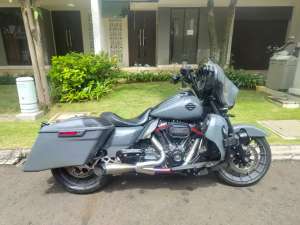Jual bekas Harley Davidson Street Glide CVO 2018,lokasi di Gedebage