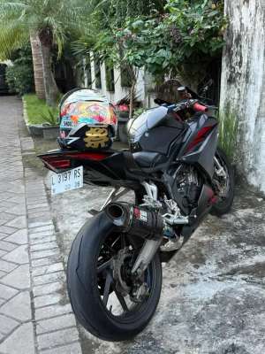 Jual bekas Honda CBR 250RR full modif part ori,lokasi di Asemrowo