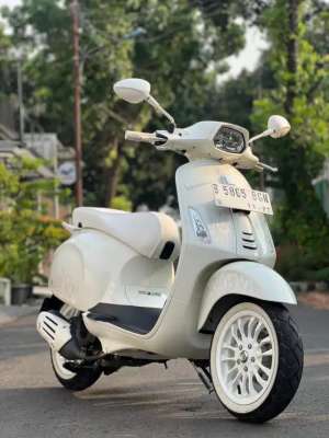 Jual bekas Vespa sprint justin bieber km 2,000 ppf installedjb anniversary,lokasi di Kembangan