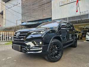 Jual bekas 13 rb km Toyota Fortuner 2.8 GR diesel at 2023 nik 2022 hitam disel,lokasi di 