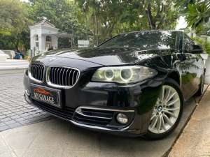 Jual bekas BMW 528i 2016 Luxury Facelift hitam antik Full Original Seevice Record,lokasi di 