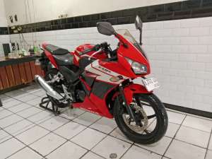 Jual bekas CBR150R 2015 orisinil cakep,lokasi di Pasar Baru