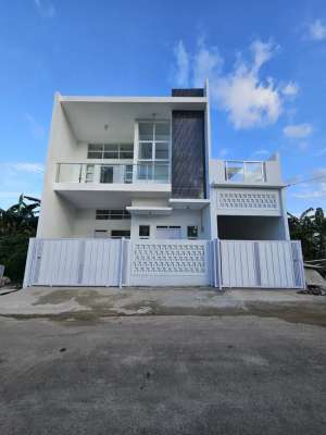 DI JUAL RUMAH MEWAH DUA LANTAI ,ALAM MULIA RAJA BASA BANDAR LAMPUNG lokasi di Rajabasa, tersedia melalui melalui situs Olx