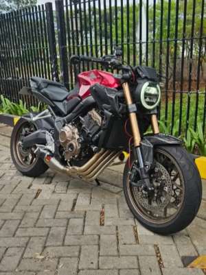 Jual bekas Dijual Honda cb650r red low km950 kondisi istimewa like new,lokasi di Cengkareng