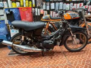 Jual bekas Dijual motor bekas suzuki crystal 2 tak 1992 bahan warna abu murah,lokasi di Grogol Petamburan