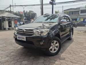 Jual bekas DP Rendah 8JT Toyota Fortuner 2.7 G Bensin-AT 2011 Hitam,lokasi di 