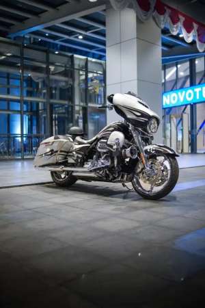 Jual bekas Harley davidson Streetglide CVO 2015 , very rare Kondisi terbaik,lokasi di Gubeng