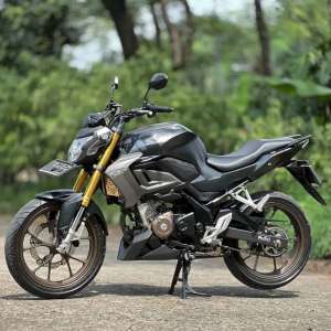 Jual bekas HONDA CB 150R HITAM 2022 KM LOW PAJAK PANJANG SIAP GAS,lokasi di Cikupa