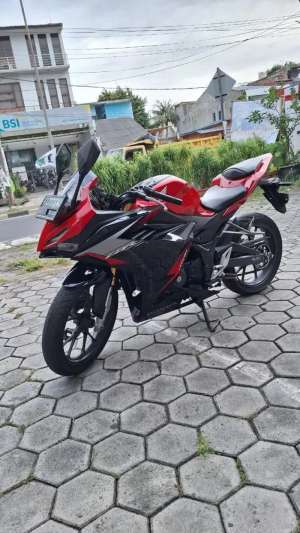 Jual bekas Honda CBR 150 2021 KM 15000 kondisi 90,lokasi di Cilandak