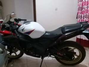 Jual bekas Honda CBR 150 R cbu thailand suratt lengkapp ,pjak panjang josss,lokasi di Serpong