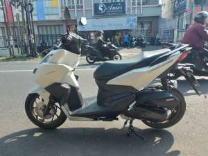 Jual bekas Honda vario 160cc abs fi 2023 istimewa putih,lokasi di Purwokerto Timur
