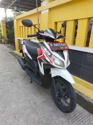 Jual bekas Honda vario 2011 karbu pajak hidup putih,lokasi di Tajurhalang