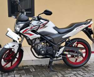 Jual bekas JUAL CEPAT MOTOR HONDA CB150R PUTIH,lokasi di Jagakarsa