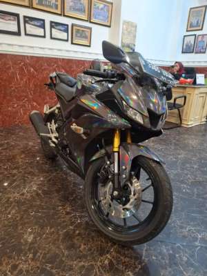 Jual bekas JUAL CEPAT MOTOR R15 V3 2021 LIKE NEW MOTOR MULUS NESIN HALUS,lokasi di Sawah Besar