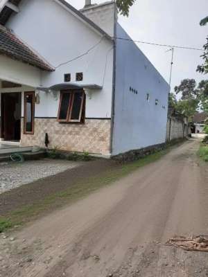 JUAL CEPAT RUMAH BAGUS BATAS KOTA BLITAR lokasi di Sanan Kulon, tersedia melalui melalui situs Olx